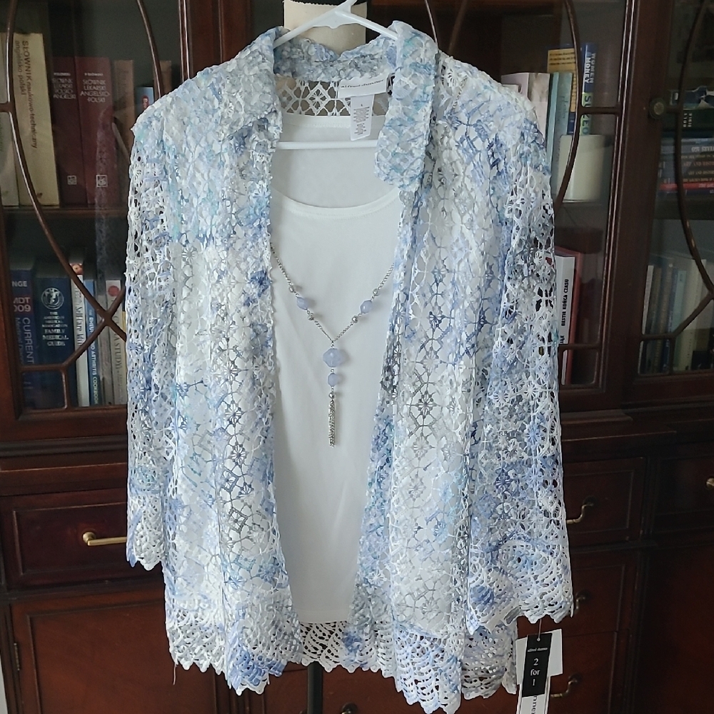 Elegant Blue and White Lace Women's Top - Picture 7 of 7